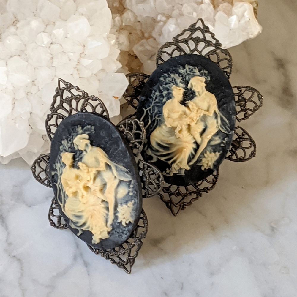 Vintage Cameo Clip On's